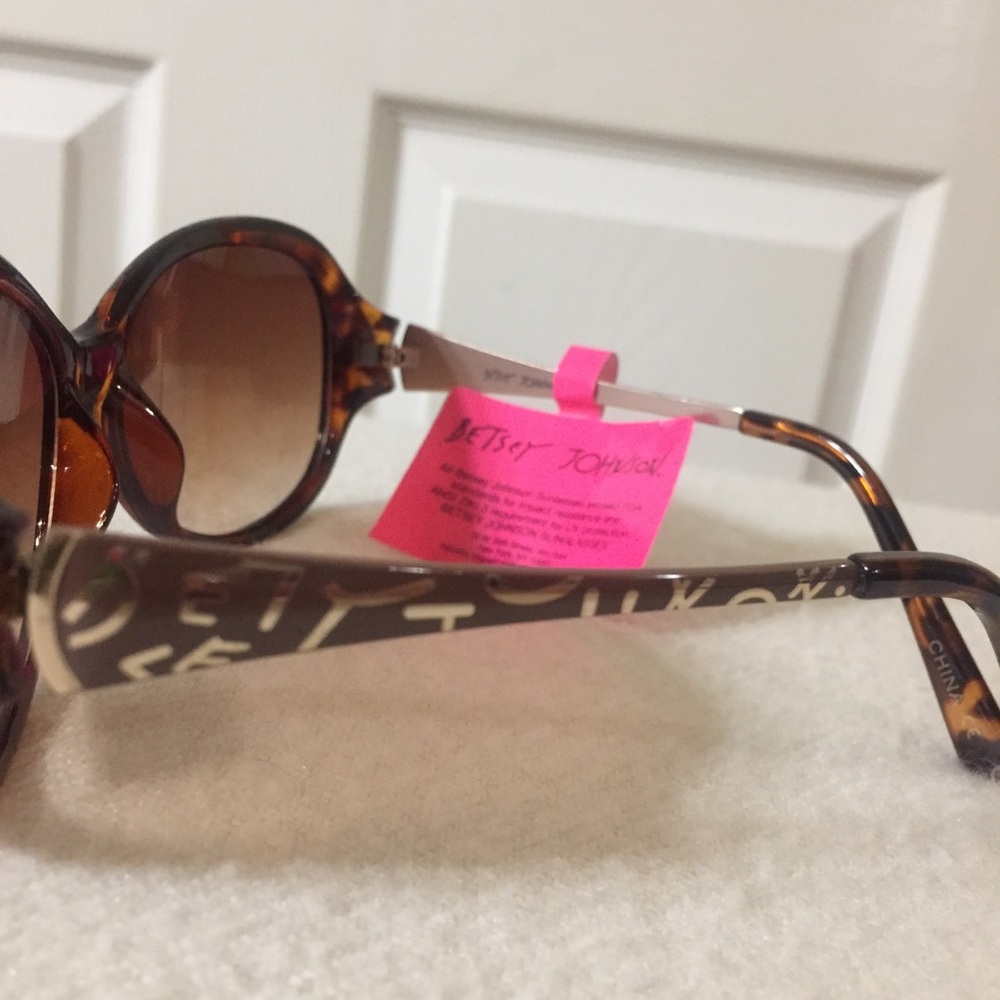 Betsey Johnson sunglasses - Picture 2 of 8